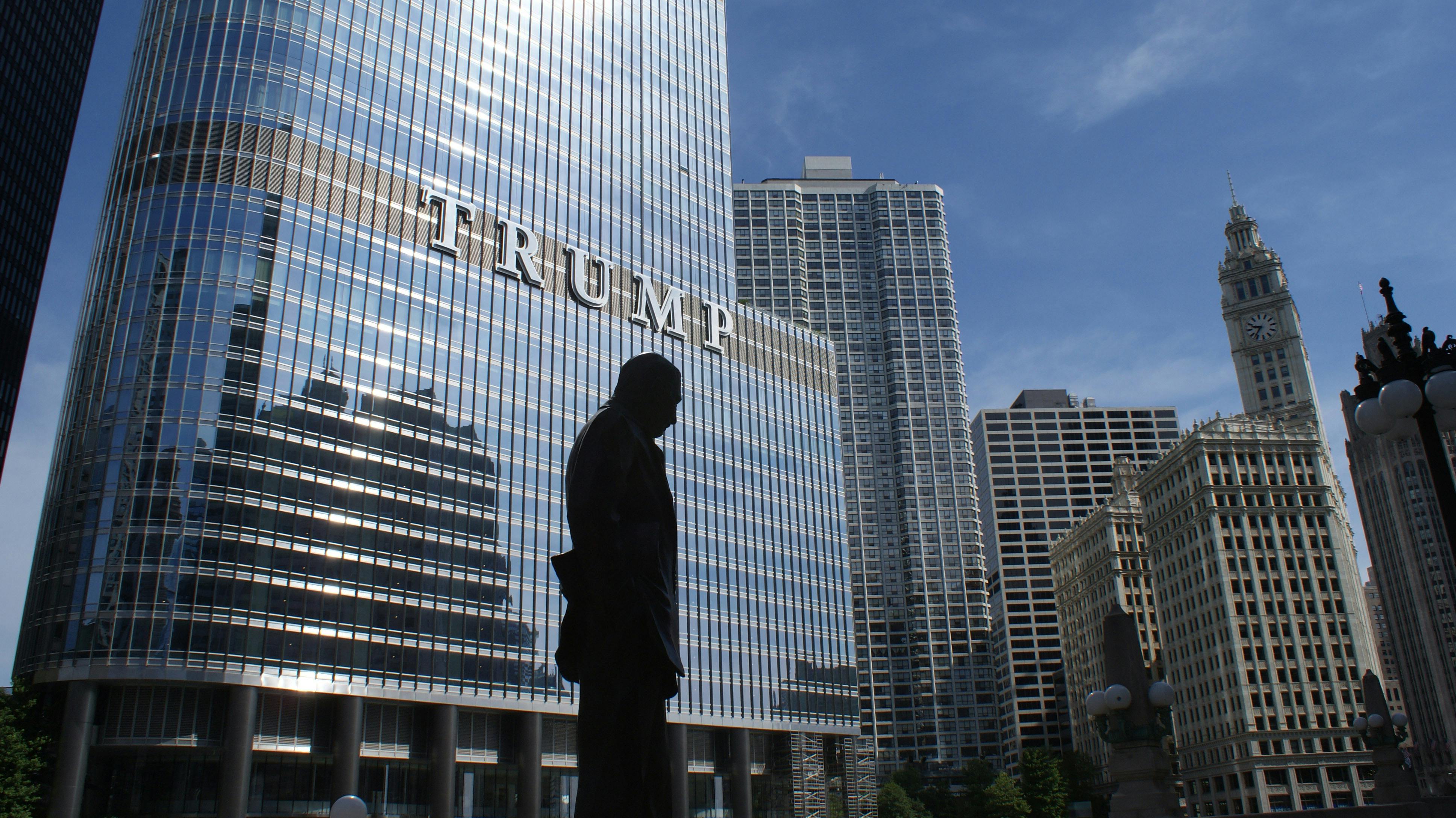 Un homme penseur devant la tour Trump à Chicago